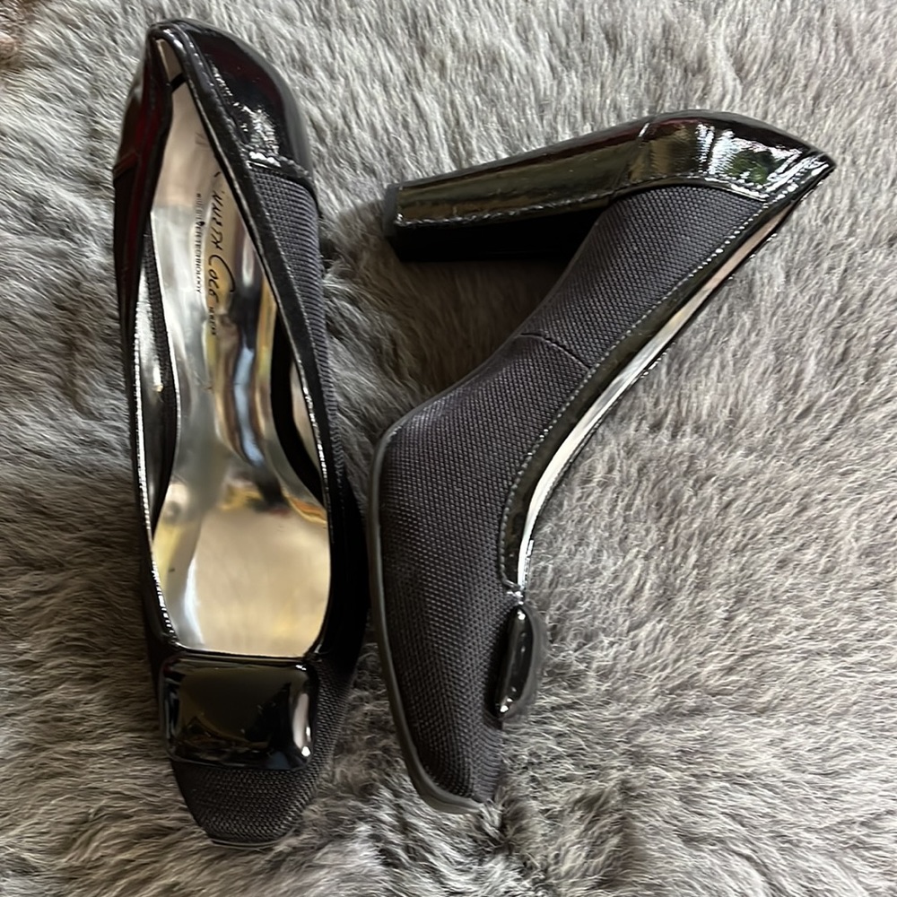 Kenneth Cole NY Black fabric and patent leather pumps